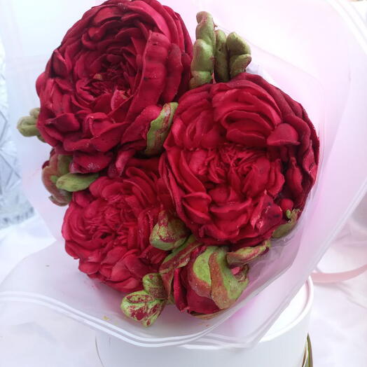 Букет с бордовыми пионами