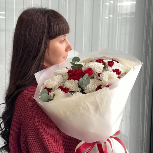 Букет хризантем и кустовых роз