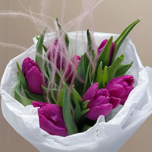 Воздушный весенний букет из тюльпанов в авторской упаковке