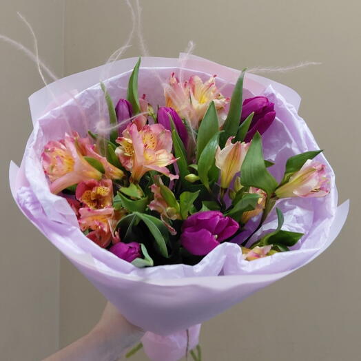 Весенний букет с тюльпанами и альстромерией в авторской упаковке