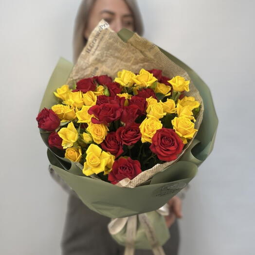 Bouquet of multicolored bush roses N27803