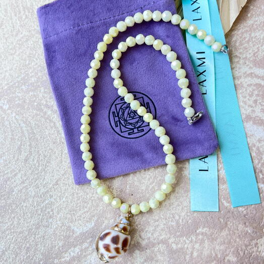 Чокер колье из ювелирного стекла с подвеской из натуральной ракушки в позолоте