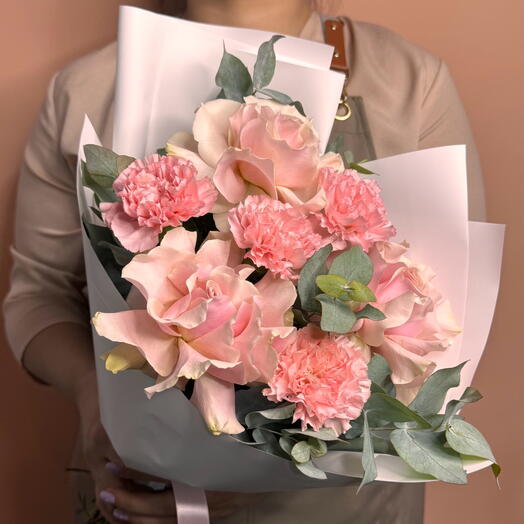 Букет с французскими розами гвоздиками и эвкалиптом