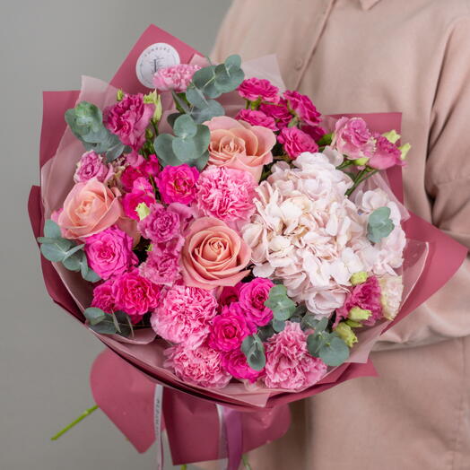 Авторский букет «Fuchsia» M | гортензия, эустома, кустовая роза, сортовая роза, дианутс, эвкалипт