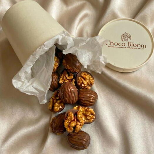 Набор шоколадных конфет с грецким орехом