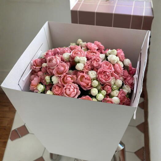 Букет 25 кустовых роз белые и розовые в переноске подарок