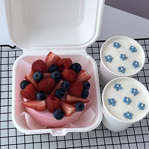 Бенто с ягодами и cake to go