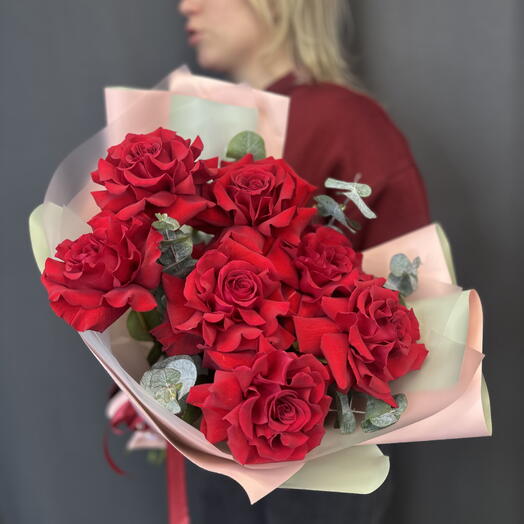 Букет красных французских роз в розовой упаковке