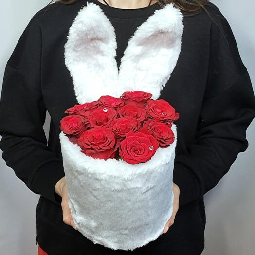 Розы красные в коробке зайка , для девушки