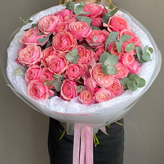 Букет 13 пионовидных кустовых роз СИЛЬВА с эвкалиптом для любимой девушки