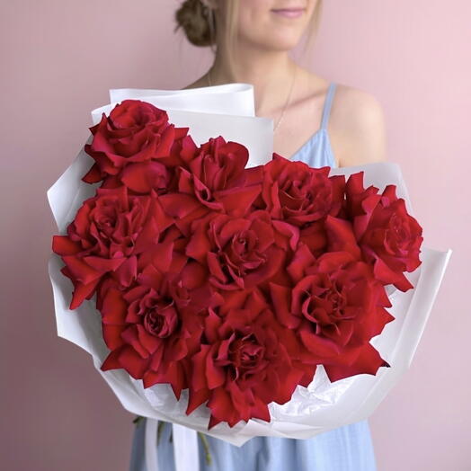 Яркий букет красные французские розы Фридом