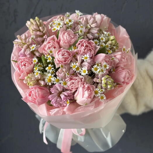 Авторский букет из пионовидных тюльпанов, танацетума и гианцинтов "Палитра лесных грез"