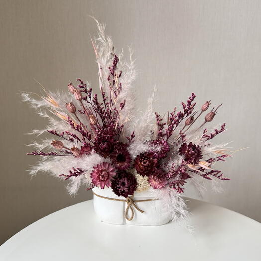 Композиция из сухоцветов и стабилизированных растений в фиолетовой гамме