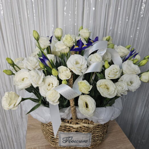 Корзина с лизиантусами
