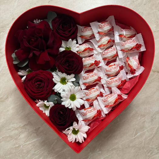 Цветы в коробке Сердце 💓 с конфетами Raffaello