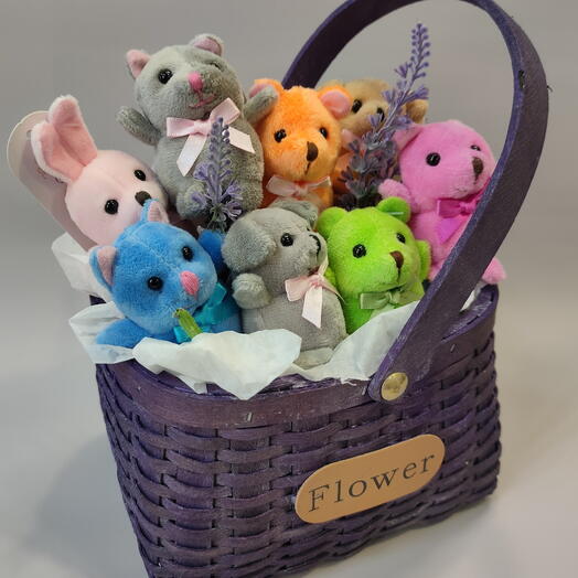 Мягкие игрушки в корзинке