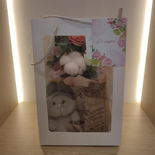 Подарочный набор с цветами, плюшевым брелоком и мармеладом