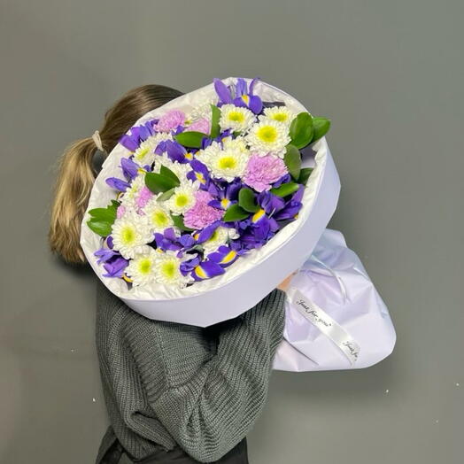 Букет с ирисами, хризантемой, диантусами