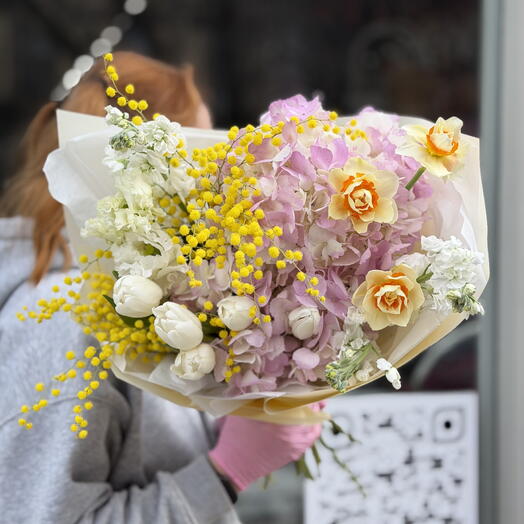Букет Тёплый солнечный свет (мимозы, тюльпаны, лизиантусы, гортензии, нарциссы, штоксы)