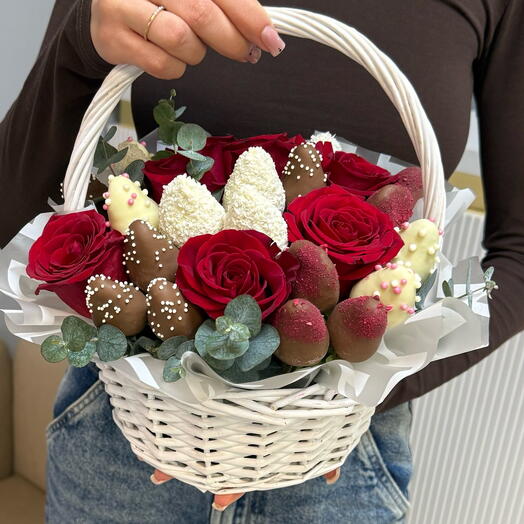 Корзинка с красной розой и клубникой в шоколаде 🍓