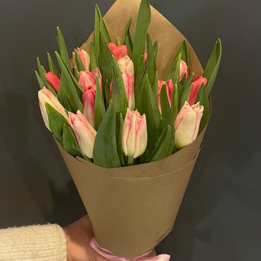 Тюльпаны в крафтовой упаковке