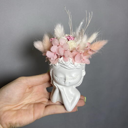 Милая композиция «мечтательная девочка» из сухоцветов и стабилизированных красных растений в розовых оттенках