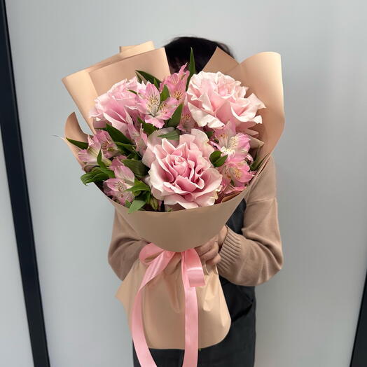 Нежный букет в бежевом оформлении французская роза, розовая альстромерия