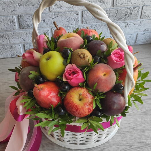 Фруктовая корзина с розами