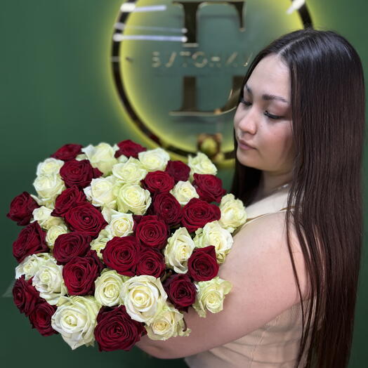 Микс из 45 красных и белых роз