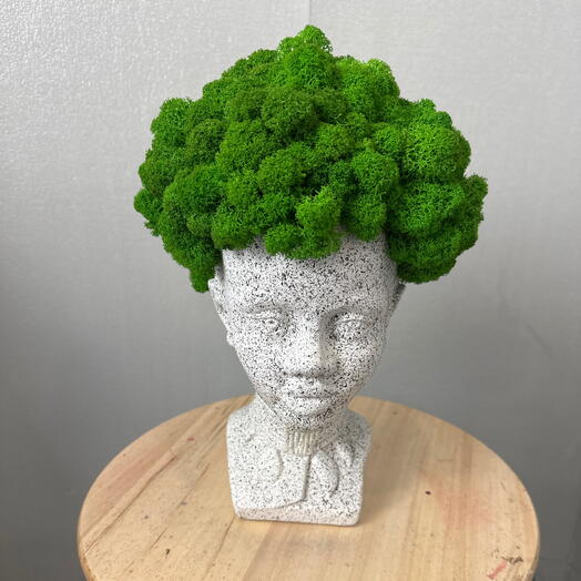 Статуя Африканка со мхом