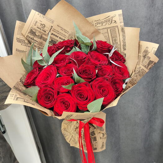 Букет красных роз Red Naomi, эвкалипт