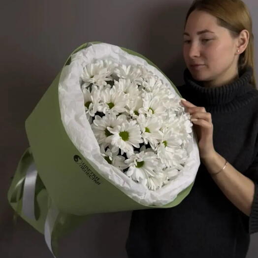 Круглый букет из ромашек в фоамиране