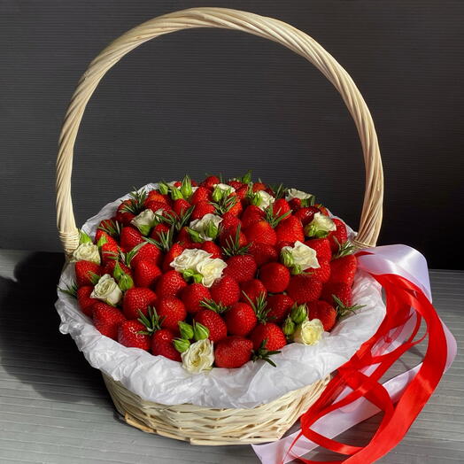 Корзинка с отборной клубникой и кустовой розой