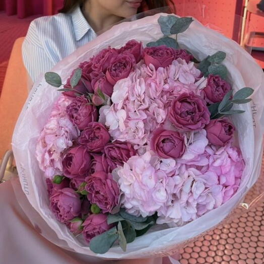 Красивый букет с гортензией и кустовой розой💗