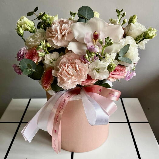 Композиция в шляпной коробке