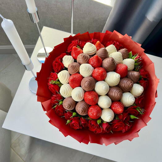 Red Love Strawberry   Rose Bouquet