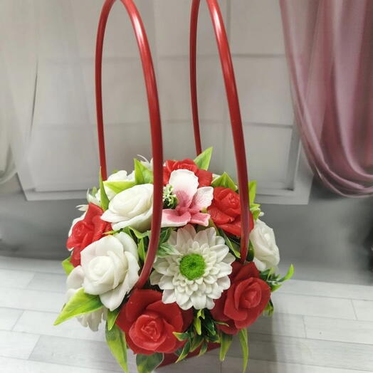 Розы с хризантемой