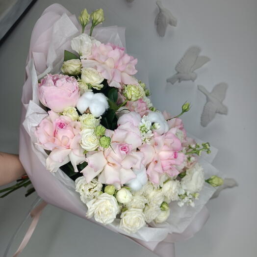 Авторский букет из эсперанс, эустом, сноу, хлопка, маттиол, пиона