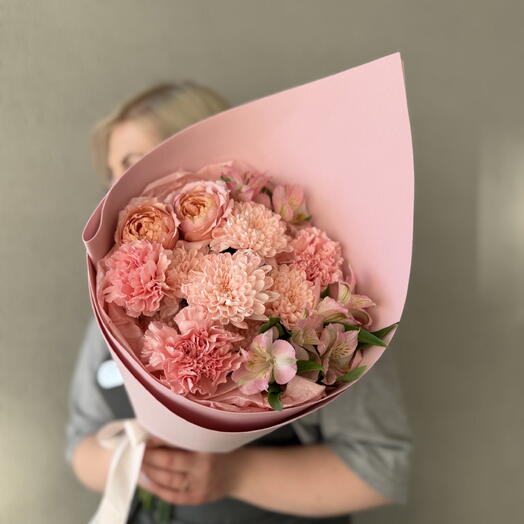 Букет с альстромерией , кустовой розой  Джульетта и диантусами в кулечке