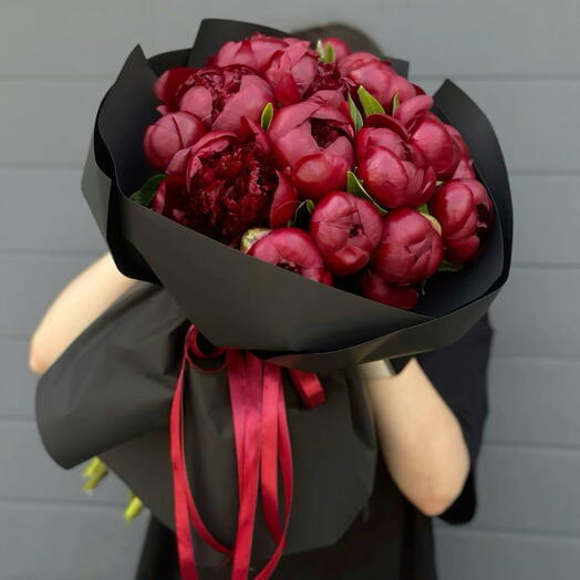 Бордовые пионы в черной лаконичной упаковке