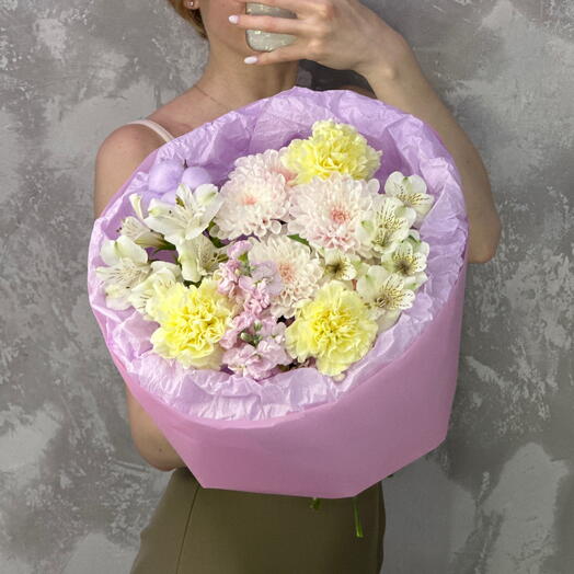 Солнечный букет с желтыми диантусами, стойкой альстромерией, маттиолой и хризантемой💗