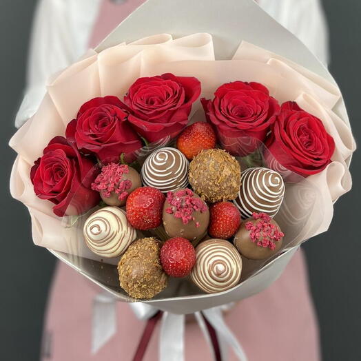 Strawberry bouquet. Chocolate-covered strawberries and 5 red single-headed roses