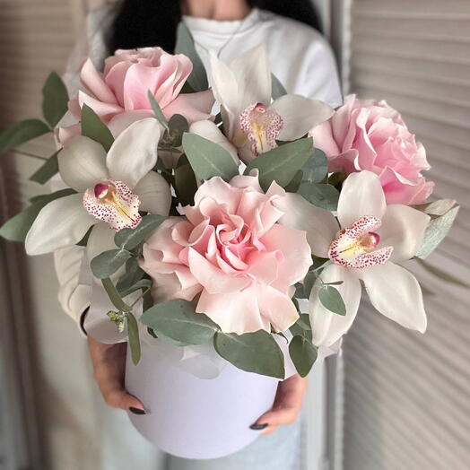 Композиция с ажурными розами и орхидеями