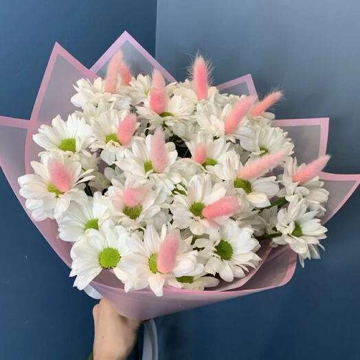 Bouquet of chamomile chrysanthemums with lagurus