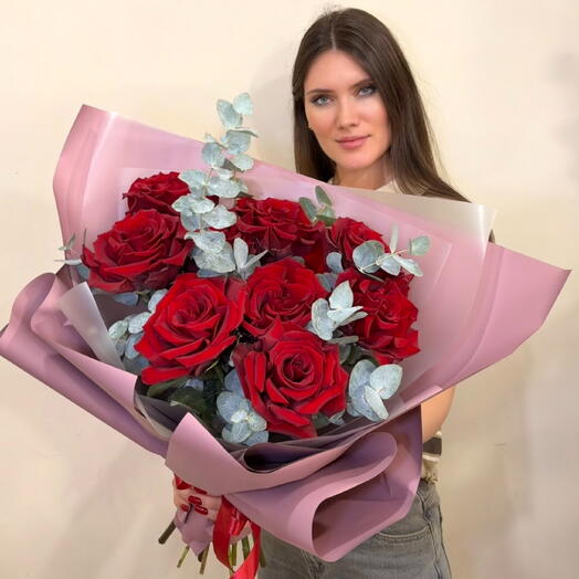 Букет из красной розы с эвкалиптом