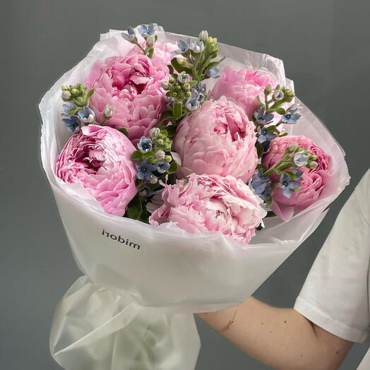 Букет «Розовое озеро» с ароматными пионами и небесным оксипеталумом🌸🩵
