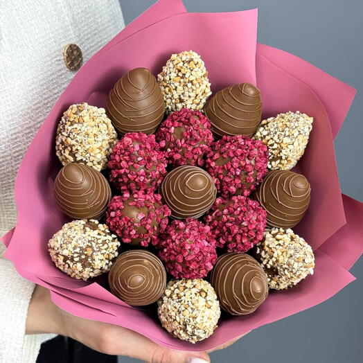Bouquet of chocolate-covered strawberries 19 pcs Bright