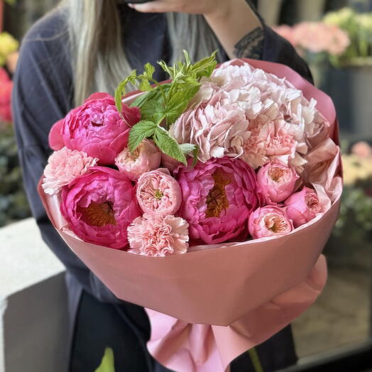 Пышный букет с пионами и гортензией PEONY160