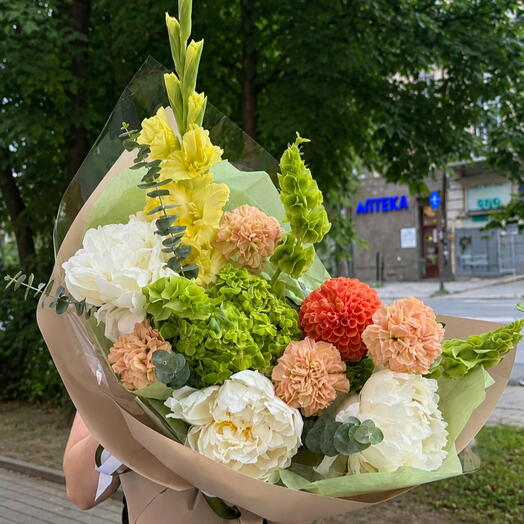 Букет с гладиолусами и гортензией