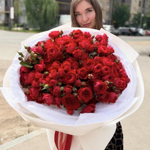 Насыщенные вишневые кустовые розы